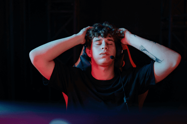 Graphic showing small businesses without online presence compared to competitors